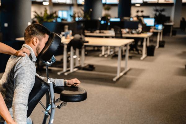 Stoelmassage-op-het-kantoor-1